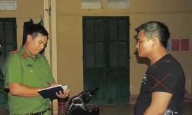 Tên cướp Tạ Văn Thắng khai nhận đã gây ra 12 vụ cướp giật trên các tuyến đường - Ảnh: Hoàng Long