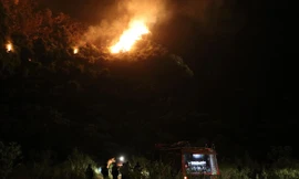 Lực lượng chữa cháy làm việc suốt đêm để ngăn ngọn lửa lan rộng - Ảnh: Hoàng Long