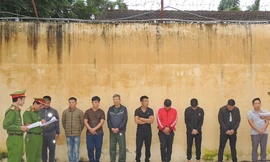 9 đối tượng bị bắt quả tang ki đang tham gia sát phạt tại ổ xóc đĩa - Ảnh: Hoàng Long