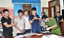 Công an bắt giữ đối tượng Lê Đức Bình và hơn 3,5kg ma tuý - Ảnh: Hoàng Long