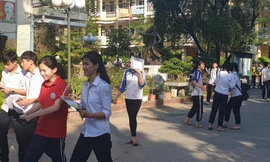 Thí sinh Hà Nam tươi cười rời khỏi phòng thi vì áp lực ít, đề thi dễ - Ảnh: Hoàng Long