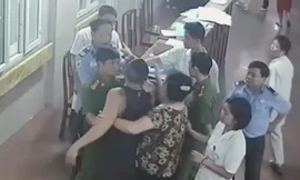 Bất chấp can ngăn, đối tượng tiếp tục chửi mắng, lao vào đánh y, bác sỹ - Ảnh: trích xuất từ camera của bệnh viện