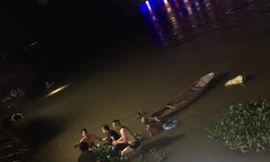 Lực lượng chức năng tìm kiếm cháu bé đuối nước ở trạm bơm -Ảnh: Hoàng Long