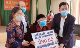 Cụ Đỗ Thị Tiếp trao tặng 3 tấn gạo cho Quỹ phòng chống COVID- 19 - Ảnh: Hoàng Long