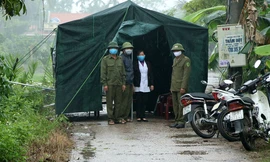 Lập chốt phong toả thôn Ngô Khê, nơi bệnh nhân 251 cư trú - Ảnh: Hoàng Long