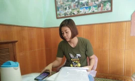 Chị Vũ Thị Thuý, vợ lái xe container thông tin về vụ việc - Ảnh: Hoàng Long