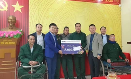 Đại diện Báo Tiền Phong và các nhà tài trợ thăm hỏi, tặng quà các trung tâm điều dưỡng thương binh nặng - Ảnh: Hoàng Long