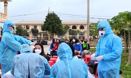 Khám, kiểm tra sức khoẻ dịch tễ và lấy mẫu xét nghiệm đối với người trở về từ Hàn Quốc tại khu cách ly tỉnh Ninh Bình - Ảnh: Hoàng Long