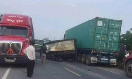 Hiện trường vụ tai nạn giữ xe đầu kéo và xe tải - Hoàng Long