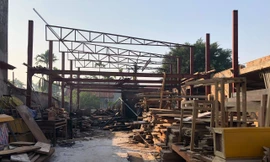 Đám cháy được khoanh vùng kịp thời, không lan sang toàn bộ xưởng gỗ rộng hơn 200 m2 - Ảnh: Hoàng Long