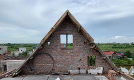 Phần vỉ ruồi của mái Thái tầng 2 đang thi công thì bị sấp khiến 4 người thương vong - Ảnh: Hoàng Long