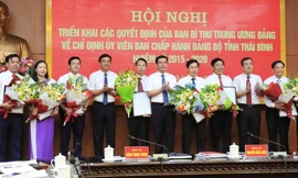 Bí thư Tỉnh uỷ Thái Bình (giữa) trao quyết định cho 8 tân Tỉnh uỷ viên - Ảnh: TT