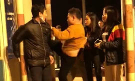 Lê Văn Quyết (áo vàng) tự xưng là công an, lao vào phá thiết bị trạm BOT Thanh Nê - Ảnh: Cắt từ clip