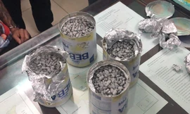 20.000 viên ma tuý được đóng vào hộp sữa, gửi qua đường buuw điện để che mắt cơ quan chức năng - Ảnh: Hoàng Long