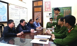 Công an tỉnh Nam Định đọc lệnh bắt 4 cuuwj cán bộ xã Mỹ Phúc tại UBND xã Mỹ Phúc - Ảnh: Công an tỉnh Nam Định