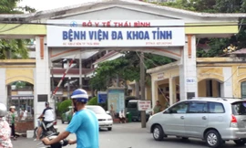 2 cháu bé bị bố đánh trọng thương đã được bệnh viện cứu chữa qua cơn nguy kịch - Ảnh: Hoàng Long