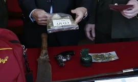 Các đối tượng buôn ma tuý tích súng, đạn và lựu đạn - Ảnh: Hoàng Long