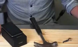 Smartphone mỏng nhất thế giới làm búa đóng đinh