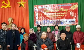 Nhận quà của Chương trình “Xuân ấm yêu thương”. Ảnh: Duy Chiến 