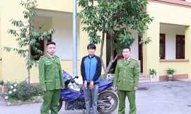 Đối tượng Trường (giữa) tại cơ quan công an .Ảnh: H.Mỹ