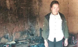 Bà Chến thẫn thờ trước cảnh tan hoang do hỏa hoạn .Ảnh: TL