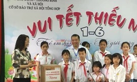 Bí thư tỉnh ủy Lạng Sơn Lâm Thị Phương Thanh (ngoài cùng, bên trái) tặng máy lọc nước và nhiều phần quà cho các em thiếu niên, nhi đồng Trung tâm Bảo trợ XH tỉnh Lạng Sơn .Ảnh: Duy Chiến 