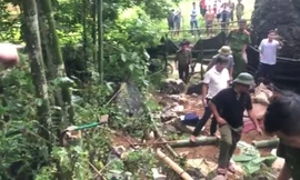 Các lực lượng chức năng, chính quyền đến tận nơi để thẩm tra nhưng đến nay vẫn chưa thấy tung tích gì của kho báu ở hang Bò Hống *ảnh: TL