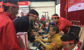 Phó chủ tịch tỉnh Lạng Sơn Nguyễn Long Hải (giữa) động viên người hiến máu .Ảnh: Duy Chiến