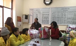 Trao quà tận tay cho các bệnh nhân *ảnh: Duy Chiến Nhiều người xúc động đón nhận chăn ấm *ảnh: Duy Chiến