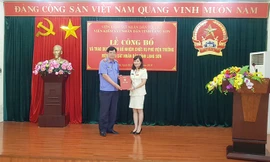 Bà Hồ Ngọc Bích (bìa phải) nhận Quyết định bổ nhiệm từ lãnh đạo Viện KSND tối cao *ảnh: KS