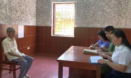 Đối tượng Mai (bìa trái) khai nhận hành vi tại cơ quan công an .Ảnh: TL