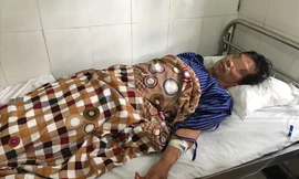 Ông T đang được cấp cứu tại bệnh viện .Ảnh: TL