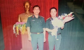 Đại tá Hoàng Văn Hữu (bìa phải) trưởng thành và có nhiều đóng góp cho lực lượng vũ trang Quân khu 1vaf Bộ CHQS tỉnh Cao Bằng .Ảnh: TL