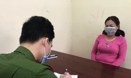 Bà Huyền (bìa phải) ra đầu thú và khai nhận hành vi phạm tội .Ảnh: Duy Chiến