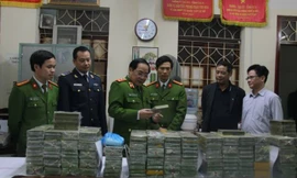 Các cơ quan chức năng và tang vật 288 bánh ma túy bắt tại Cao Bằng *ảnh: TL