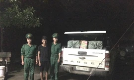 Đối tượng Dương (giữa) bị bắt quả tang vận chuyển hàng trăm kg pháo nổ trên xe ô tô tải .Ảnh: CB