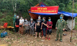 Các trường hợp vượt biên trái phép theo đường mòn để vào lãnh thổ Việt Nam .Ảnh: Duy Chiến