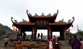 Chùa Tân Thanh nhộn nhịp du khách đến chiêm bái, cầu an. Ảnh: Phạm Huy