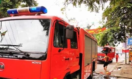 Lực lượng cứu hỏa nhanh chóng đến hiện trường tham gia dập lửa, cứu người .Ảnh: HK