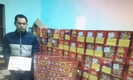 Đối tượng Thức và 270 kg pháo bị giữ tại cơ quan công an *ảnh: T.L