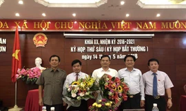 Ông Lê Trí Thức, tân Chủ tịch TP Lạng Sơn (thứ 2 từ trái sang) nhận hoa chúc mừng của lãnh đạo tỉnh Lạng Sơn. Ảnh: Hoa Xuân