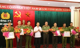 Phó Chủ tịch tỉnh Lạng Sơn (giữa, áo trắng) tặng hoa khen thưởng các đơn vị phá án *ảnh: Huyền Mỹ