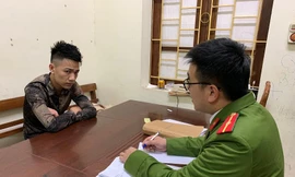 Đối tượng Đạt tại cơ quan công an .Ảnh: H.Mỹ 