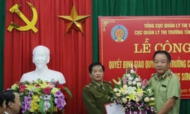 Lãnh đạo Tổng cục QLTT trao Quyết định Quyền cục trưởng cho ông Đặng Văn Ngọc .Ảnh: Thùy Linh