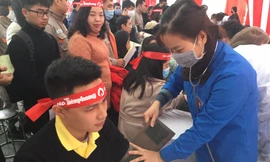Nhiều đoàn viên thanh niên đăng ký xét nghiệm để hiến máu. - Ảnh: Duy Chiến 