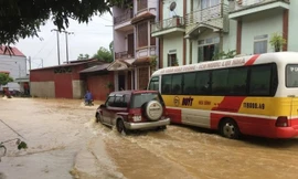 Sấm sét và mưa lớn gây thiệt hại nặng nề, tại các tuyến đường, khu phố ở huyện Hòa An, nước sâu đến 70cm, khó khăn trong việc sinh hoạt, đi lại .Ảnh: TL