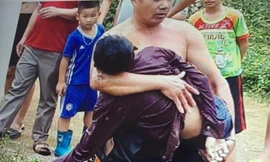 Sau hơn một giờ đồng hồ tìm kiếm, thi thể em Khanh đã tìm thấy *ảnh: Đ. Phong