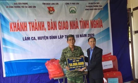 Báo Tiền Phong trao tặng tiền hỗ trợ tiền xây nhà cho ông Lã Văn Bảo .Ảnh: Duy Chiến 