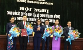 Các trưởng ban khối đảng thuộc Tỉnh ủy Lạng Sơn nhận quyết định và hoa của lãnh đạo tỉnh ủy Lạng Sơn .Ảnh: Duy Chiến 