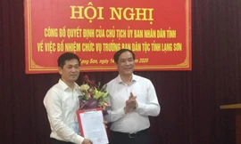 Phó Chủ tich UBND tỉnh Lạng Sơn Dương Xuân Huyên trao Quyết định, tặng hoa chúc mừng tân Trưởng ban dân tộc tỉnh Vi Minh Tú (bìa trái). Ảnh: Duy Chiến